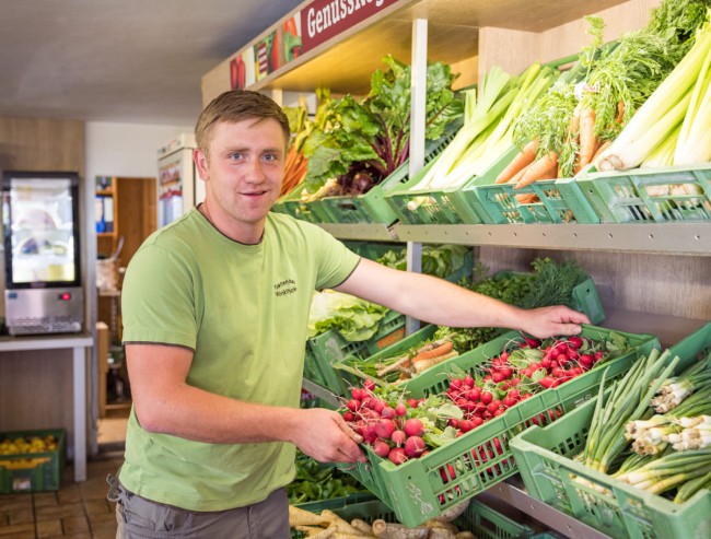 Tobias Winklhofer im Hofladen