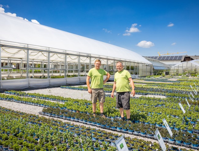 Tobias und Johann Winklhofer im Außenbereich der Bio-Gärtnerei